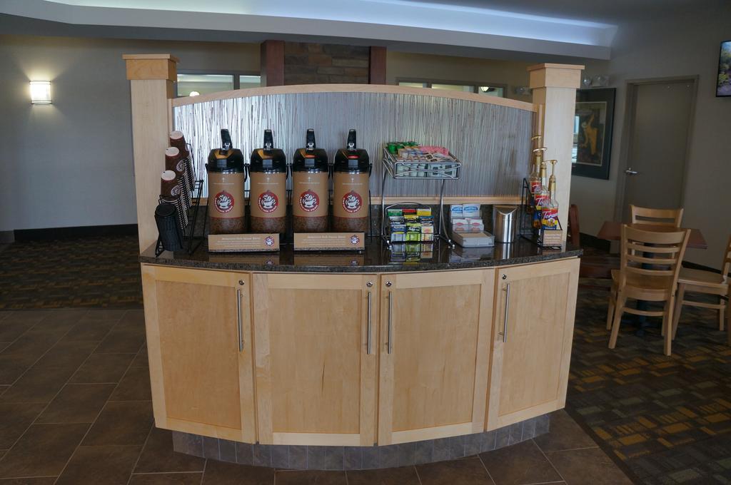 Americinn By Wyndham Hartford Sd Bagian luar foto