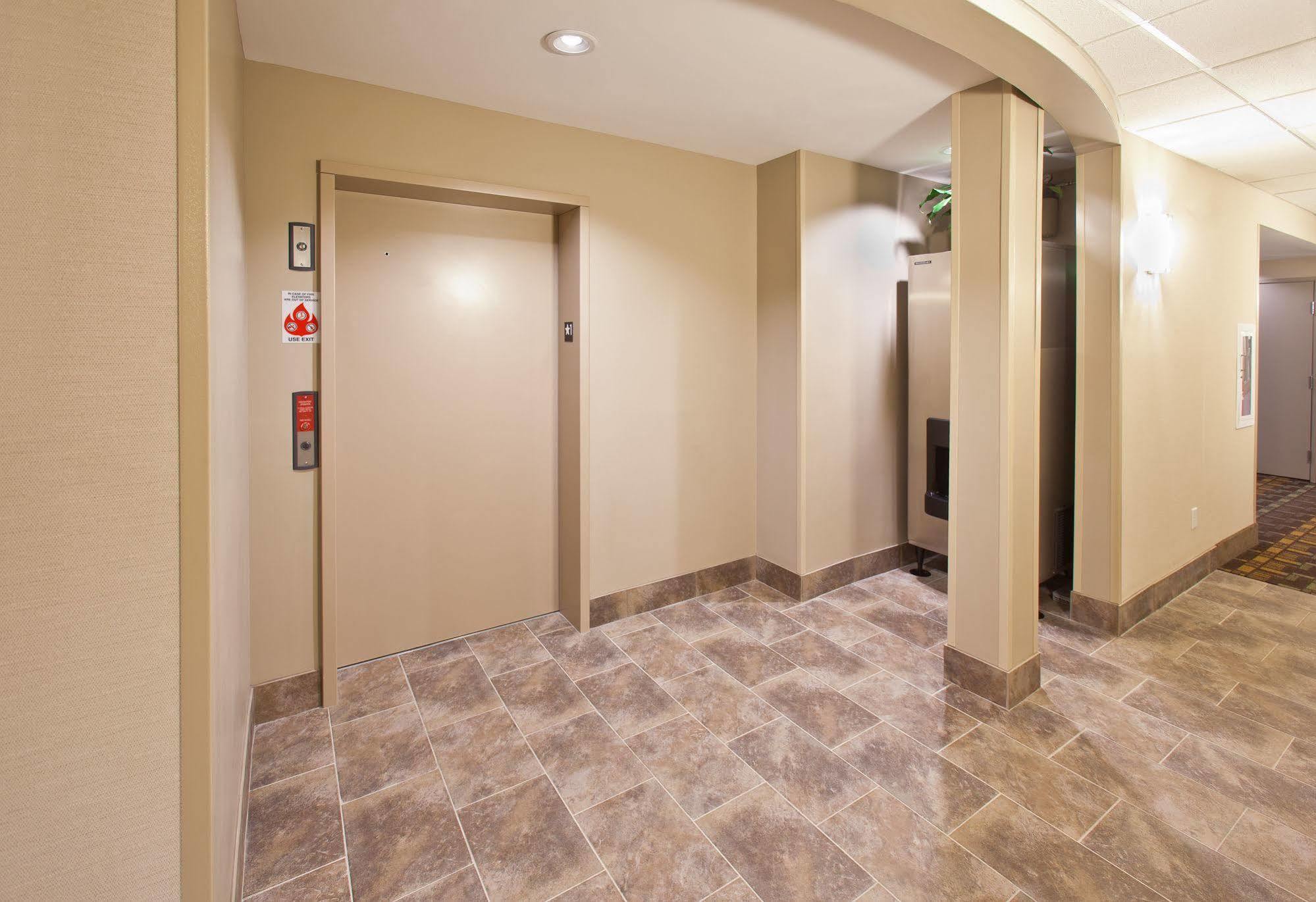 Americinn By Wyndham Hartford Sd Bagian luar foto